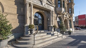 Front of property - Divine Lorraine Apartment Hotel (Philadelphia)
