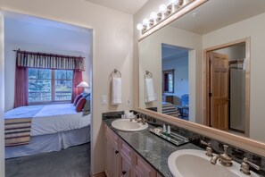 3 bedrooms, in-room safe, free WiFi, bed sheets