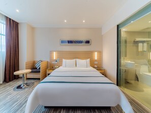 Business tweepersoonskamer | Een kluis op de kamer, een bureau, een laptopwerkplek