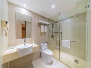 Business Twin kamer | Badkamer | Een douche, een regendouche, gratis toiletartikelen, een haardroger