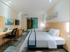 标准双床房 | 客房内保险箱、办公桌、笔记本电脑工作区、遮光窗帘