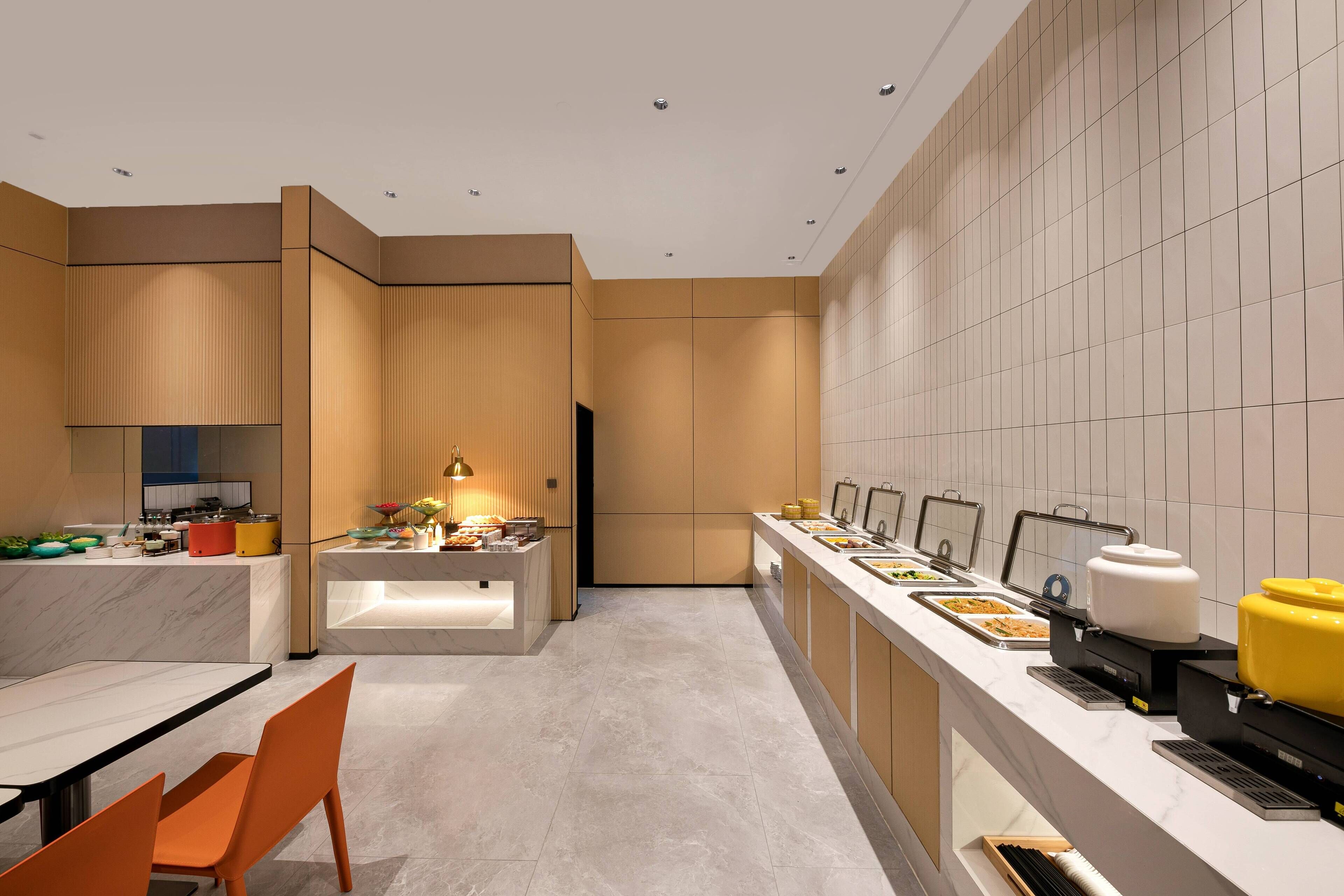 อาหารเช้าแบบบุฟเฟ่ต์ทุกวัน (CNY 18 ต่อคน)