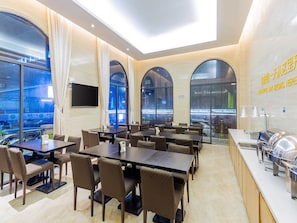Daily buffet breakfast (CNY 18 per person)