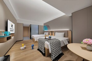 ห้องบิสซิเนสทวิน | ตู้นิรภัยในห้องพัก, โต๊ะทำงาน, พื้นที่ทำงานแบบใช้แล็ปท็อป, ผ้าม่านกันแสง