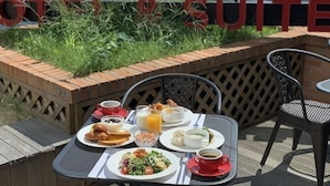 Outdoor dining - Ramada Hotel and Suite Seoul Namdaemun (Seoul)