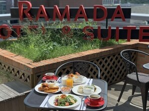 Outdoor dining - Ramada Hotel and Suite Seoul Namdaemun (Seoul)
