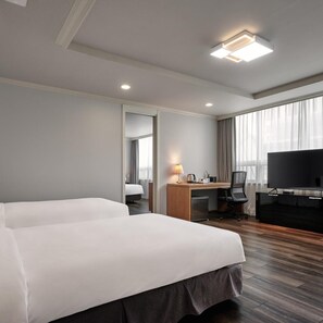 Hypo-allergenic bedding, in-room safe, blackout drapes
