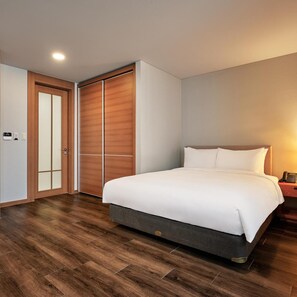 Ropa de cama hipoalergénica, caja fuerte, cortinas opacas