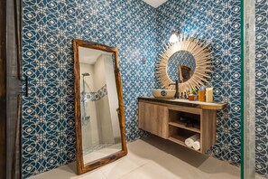 Studio Standard, vue sur la ville | Salle de bain | Douche, articles de toilette (gratuits), séchoir à cheveux, pantoufles