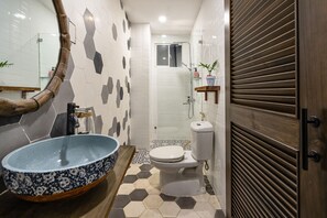 Habitación básica, 1 habitación | Baño | Ducha, artículos de higiene personal gratuitos y secador de pelo
