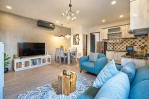 ファミリー アパートメント 2 ベッドルーム | リビングルーム | 49 インチの薄型テレビ (ケーブル放送視聴可)、テレビ