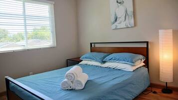 2 bedrooms, desk, iron/ironing board, WiFi