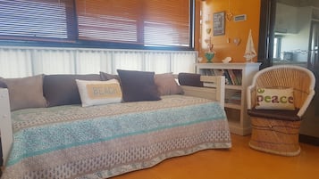 2 slaapkamers, een strijkplank/strijkijzer, babybedden, reisbedje