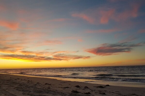 Beach nearby - Nyola Beach House  - Peppy Beach Retreat (Peppermint Grove Beach)