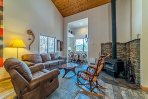 Una televisión, una chimenea