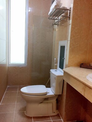 Regadera, amenidades de baño gratuitas, secadora de cabello, pantuflas 