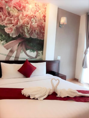 Deluxe Double Room | Minibar, desk, iron/ironing board, free WiFi