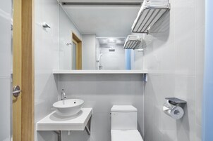 Pengering rambut, jubah mandi, tuala disediakan, syampu 