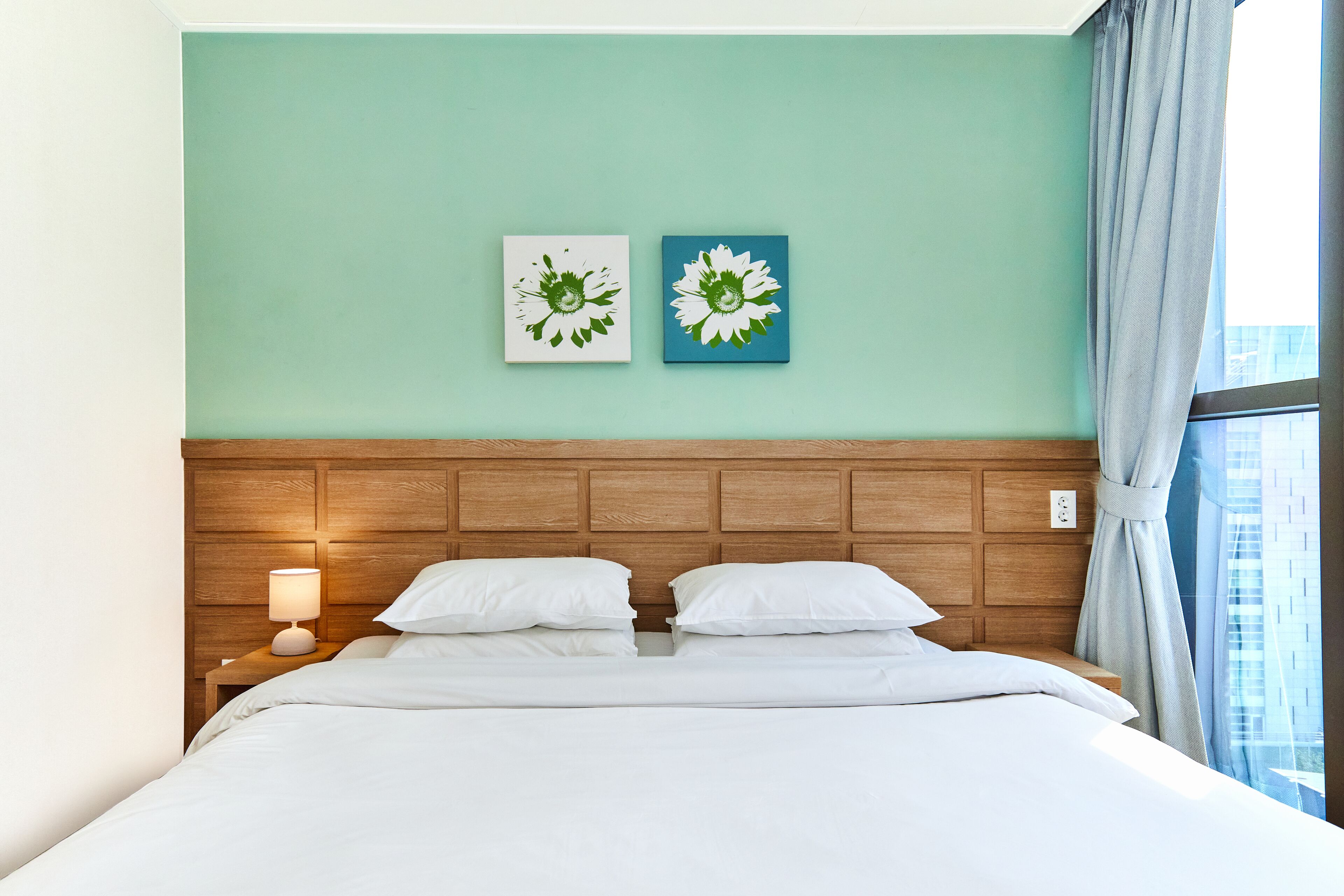 Premium bedding, soundproofing, free WiFi, bed sheets