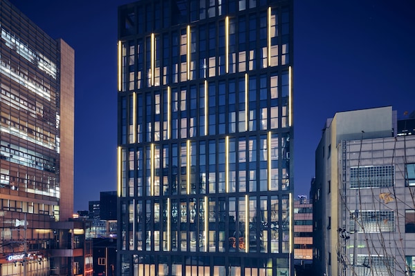 施設の正面 (日没後)