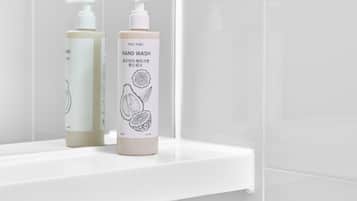 Secador de cabelo, roupões de banho, toalhas de banho, shampoo