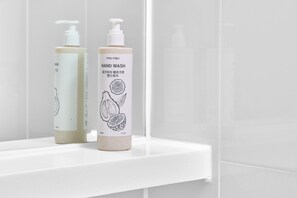 Haartrockner, Bademäntel, Handtücher, Shampoo