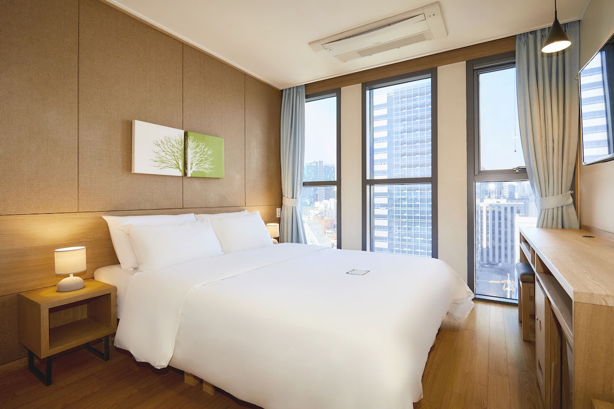 1 bedroom, premium bedding, soundproofing, free WiFi