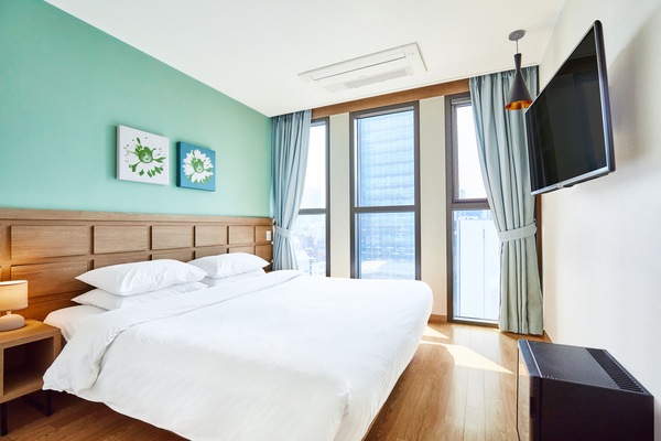 Premium bedding, soundproofing, free WiFi, bed sheets