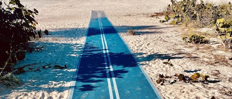 På stranden