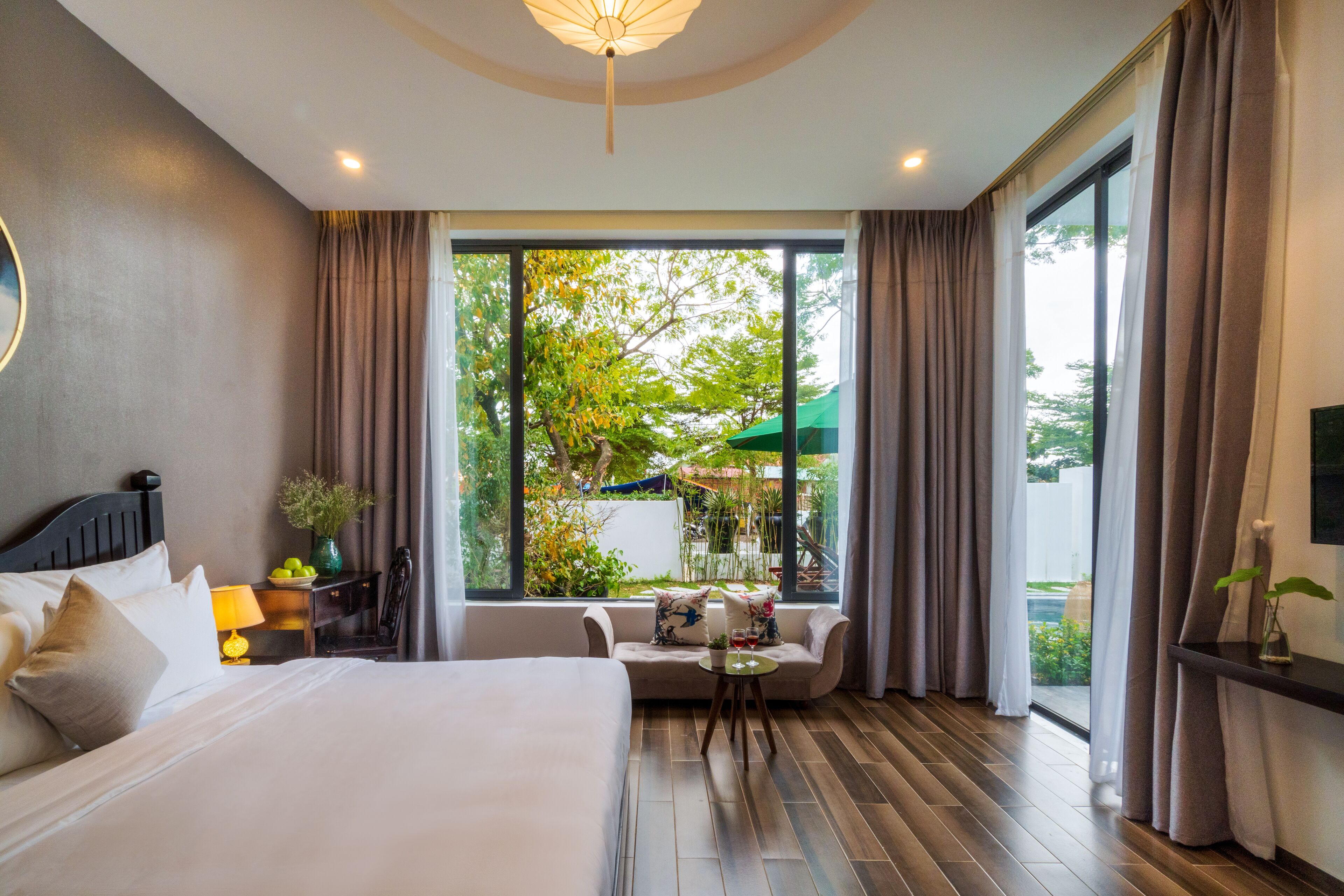 Phòng phong cách lãng mạn | Minibar, két bảo mật tại phòng, bàn, màn/rèm cản sáng 