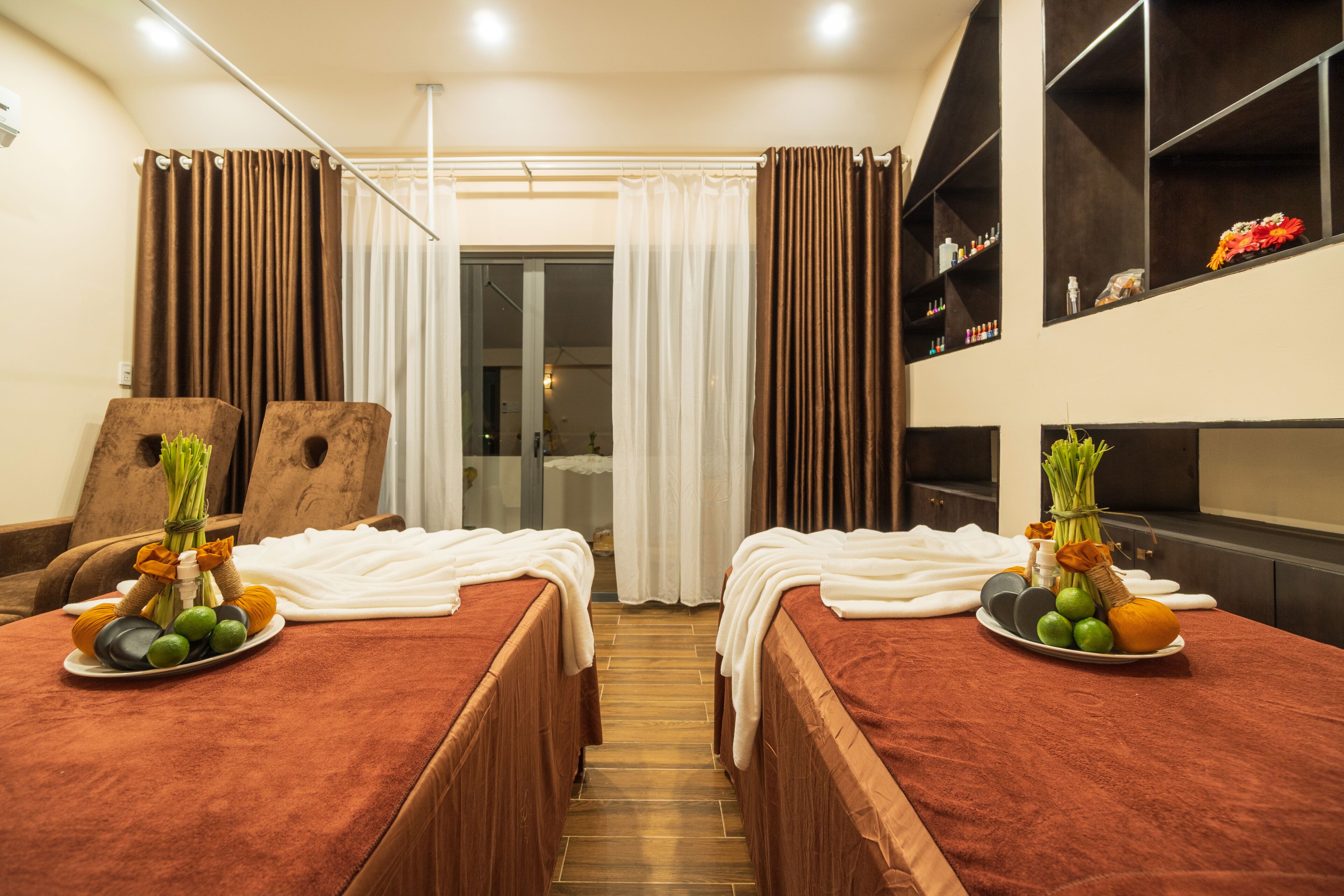 Couples treatment room(s), aromatherapy, hot stone massages, facials