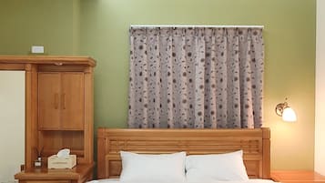 Habitación doble | Escritorio, espacio para trabajar con laptop y cortinas blackout