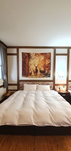 Desk, laptop workspace, blackout curtains, free WiFi - On One Side (Lugu)