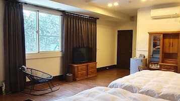 Quadruple Room | Desk, laptop workspace, blackout drapes, free WiFi