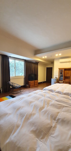 Quadruple Room | Desk, laptop workspace, blackout drapes, free WiFi - On One Side (Lugu)