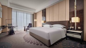 Seprai premium, minibar, brankas, dan meja kerja