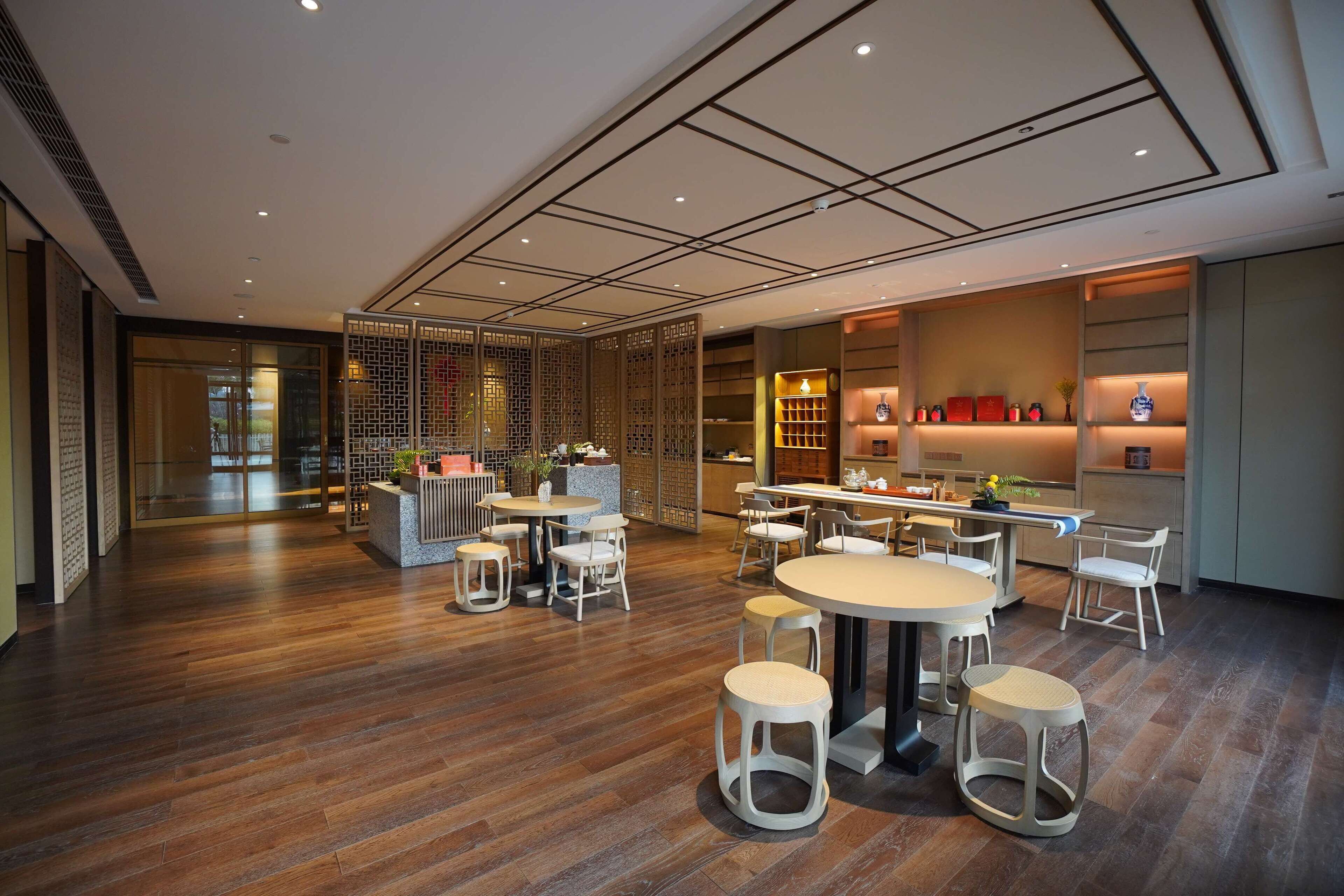 3 restaurants servant le petit déjeuner, le déjeuner et le dîner