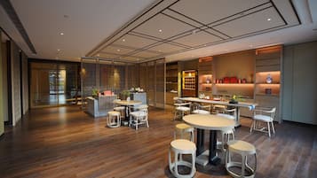 3 restaurants servant le petit déjeuner, le déjeuner et le dßner