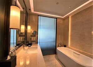 獨立浴缸及淋浴設備、雨淋花灑、免費梳洗用品、風筒