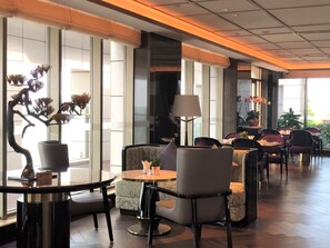 Rooftop bar, pool views, open daily - Haikou Yatter Hotel, Vignette Collection by IHG (Haikou)