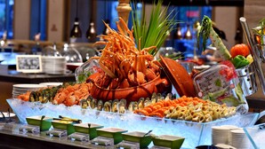 A buffet with seafood, vegetables, and various dishes. - Haikou Yatter Hotel, Vignette Collection by IHG (Haikou)