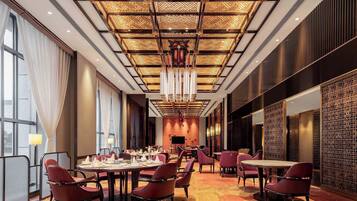 3 restaurants; breakfast, lunch, dinner and brunch served