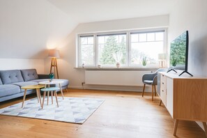 Fernseher, DVD-Player, Bücher, Videothek