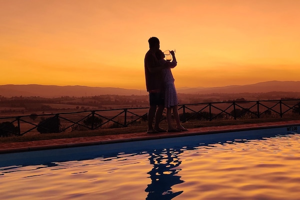 Alberca al aire libre por temporada y sombrillas en la alberca