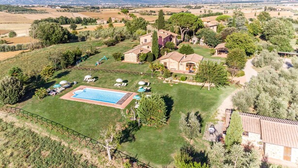 An aerial view of a property with a swimming pool, multiple buildings, and surrounding fields. - Agriturismo il Querciolo (Marciano della Chiana)