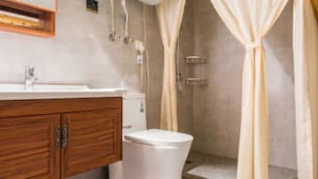Quarto casal superior, para não fumantes | Banheiro | Chuveiro, chuveiro com efeito de chuva, produtos de toalete grátis