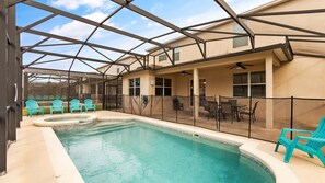 Una piscina al aire libre, una piscina climatizada