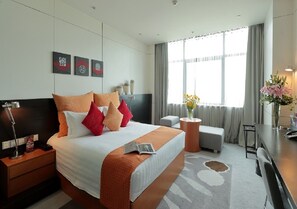 Minibar, in-room safe, desk, blackout curtains - Suzhou Gathering Hotel (Suzhou)