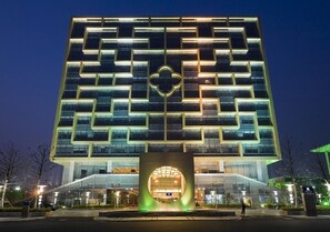 Facciata della struttura - sera/notte