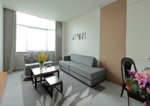 Suite Business | Area soggiorno | TV LED